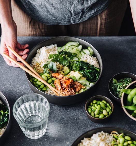 Prato de poke caseiro com arroz, vegetais frescos e molho