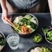 Prato de poke caseiro com arroz, vegetais frescos e molho