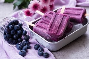 Sorvetes de frutas vermelhas com mirtilos.