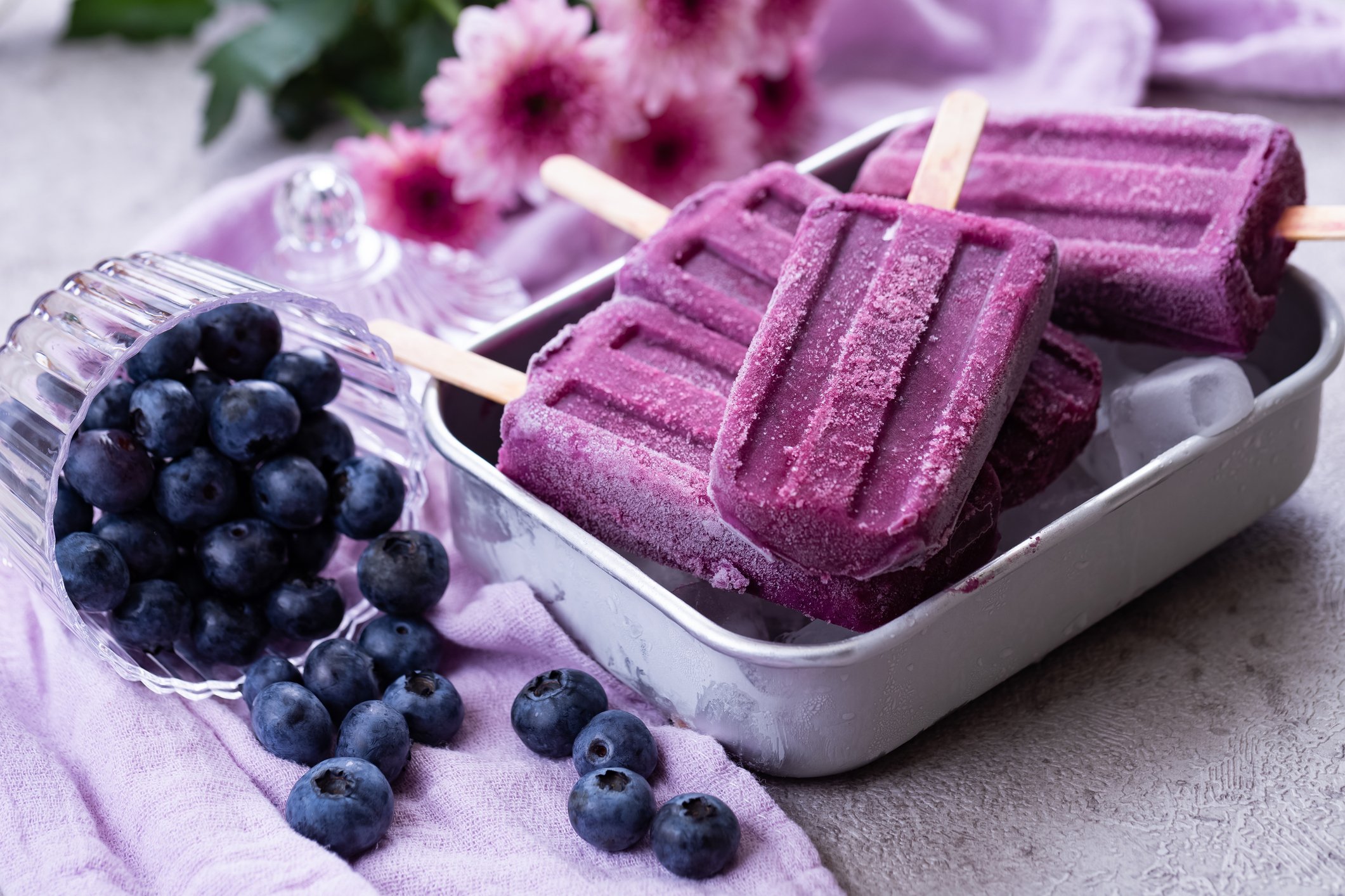 Sorvetes de frutas vermelhas com mirtilos.