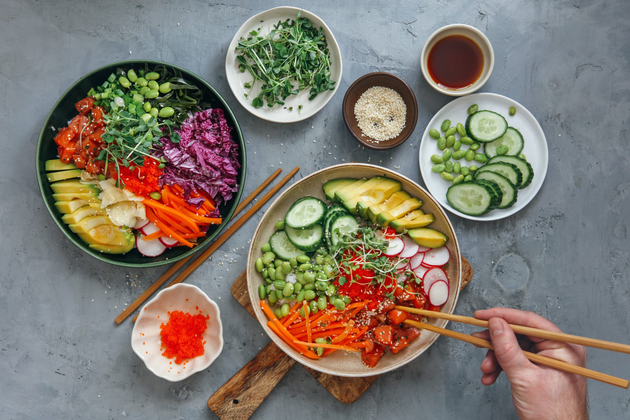 Variedade de poke com frutas, vegetais e molhos