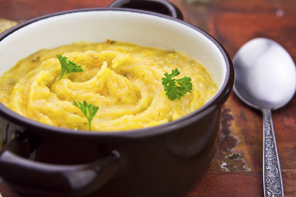 Caldo de batata baroa e alho-poró em uma tigela.