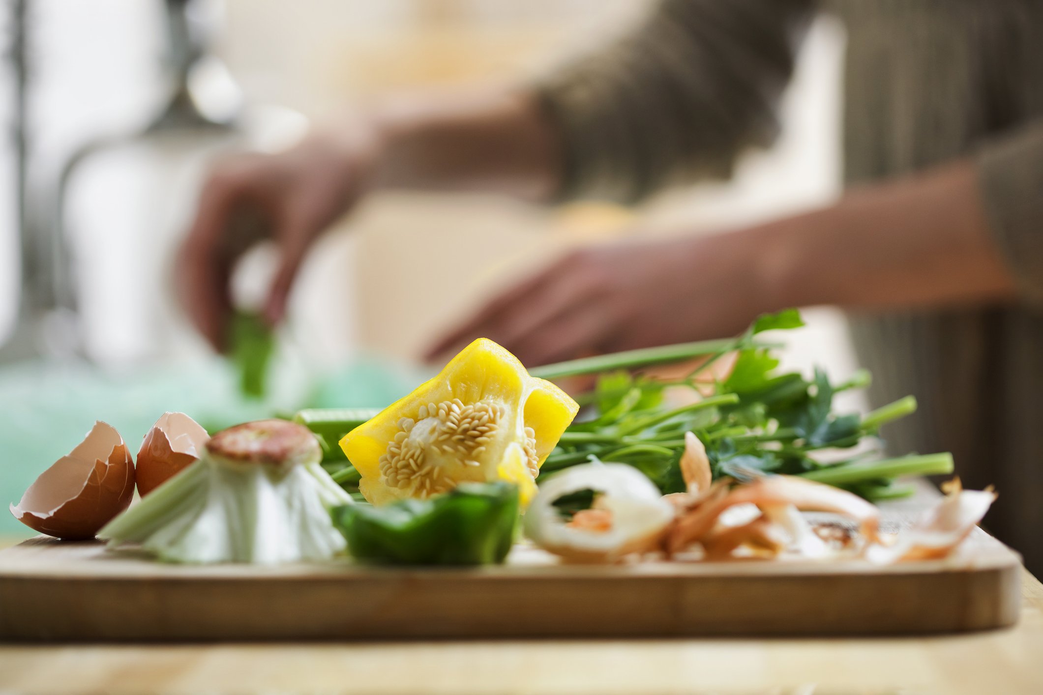 Vegetais e restos de comida em preparação para descarte orgânico.
