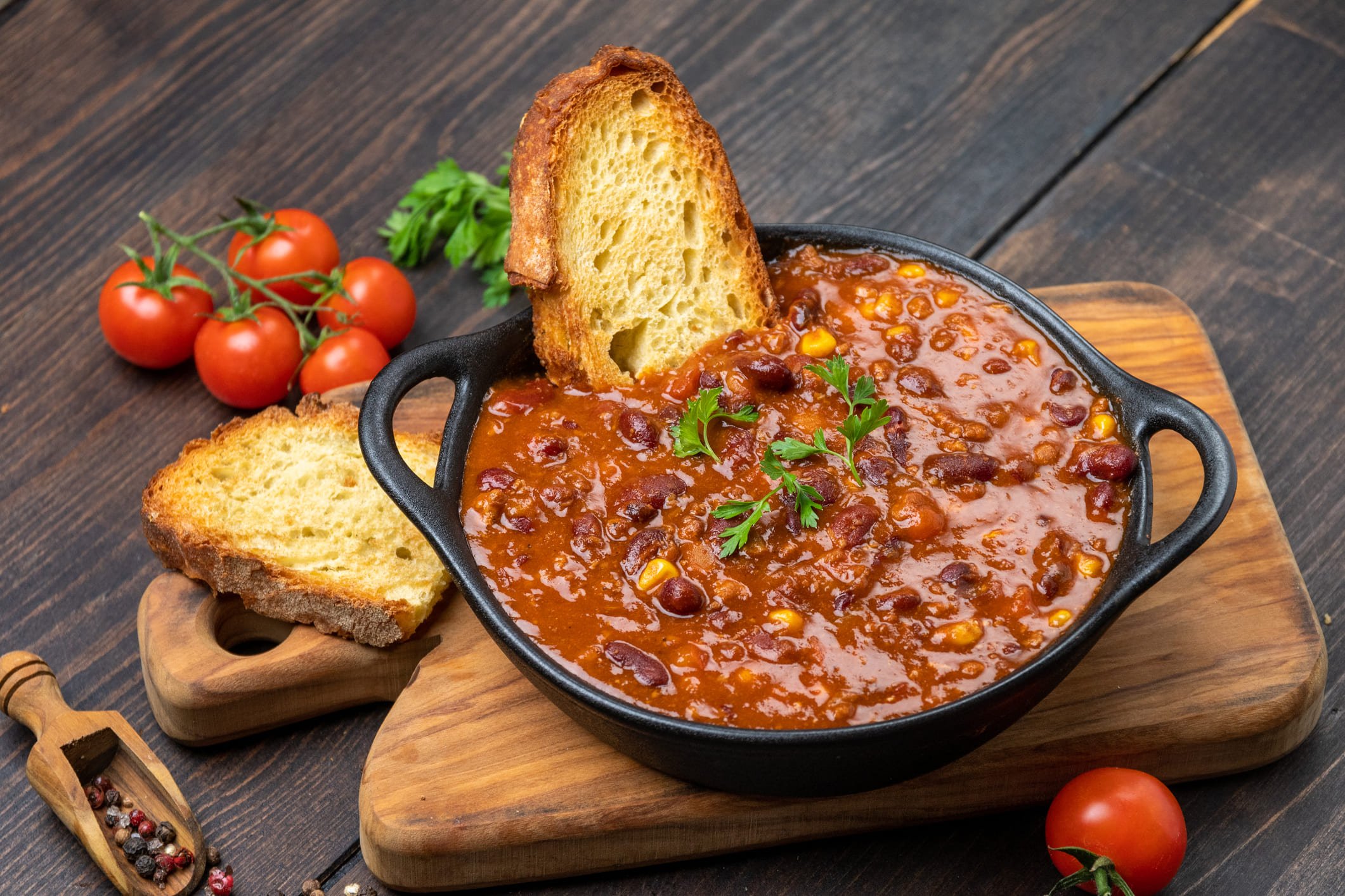 Sopa de feijão com torradas e tomates.