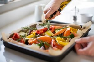 Espetinho de legumes sendo preparado no forno.