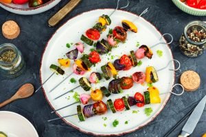 Montagem do espetinho de legumes coloridos.