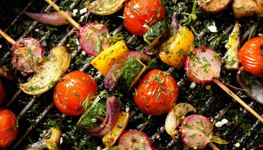 Espetinho colorido de legumes grelhados com ervas.