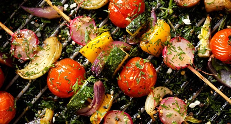 Espetinho colorido de legumes grelhados com ervas.