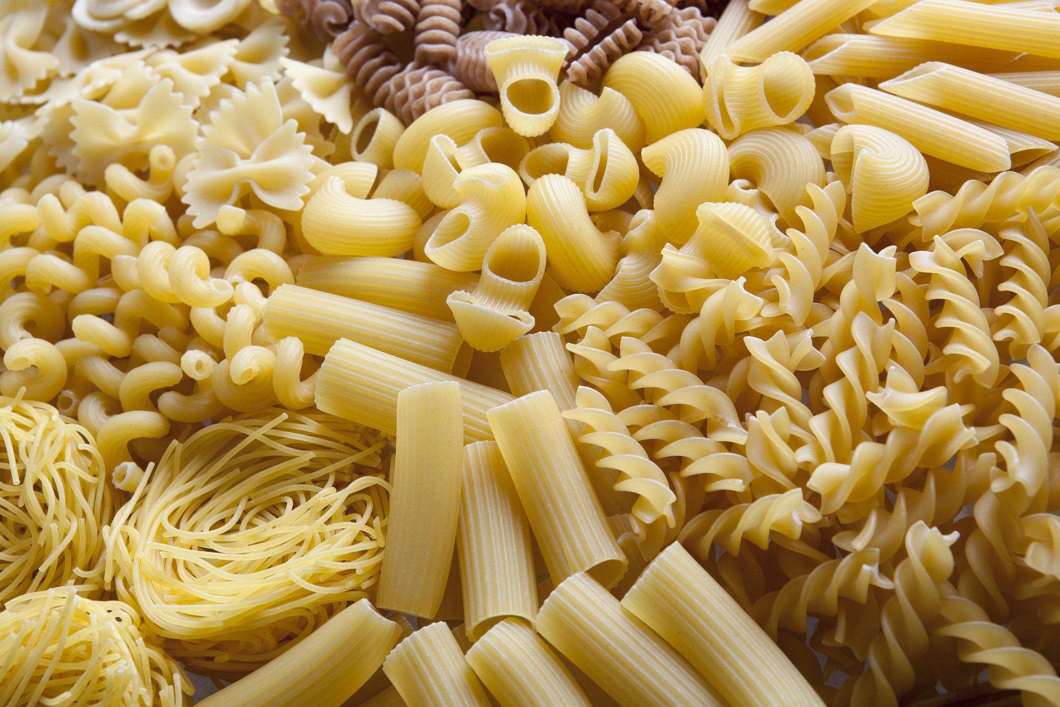 Close em massas de várias formas, como espaguete, penne e outros.