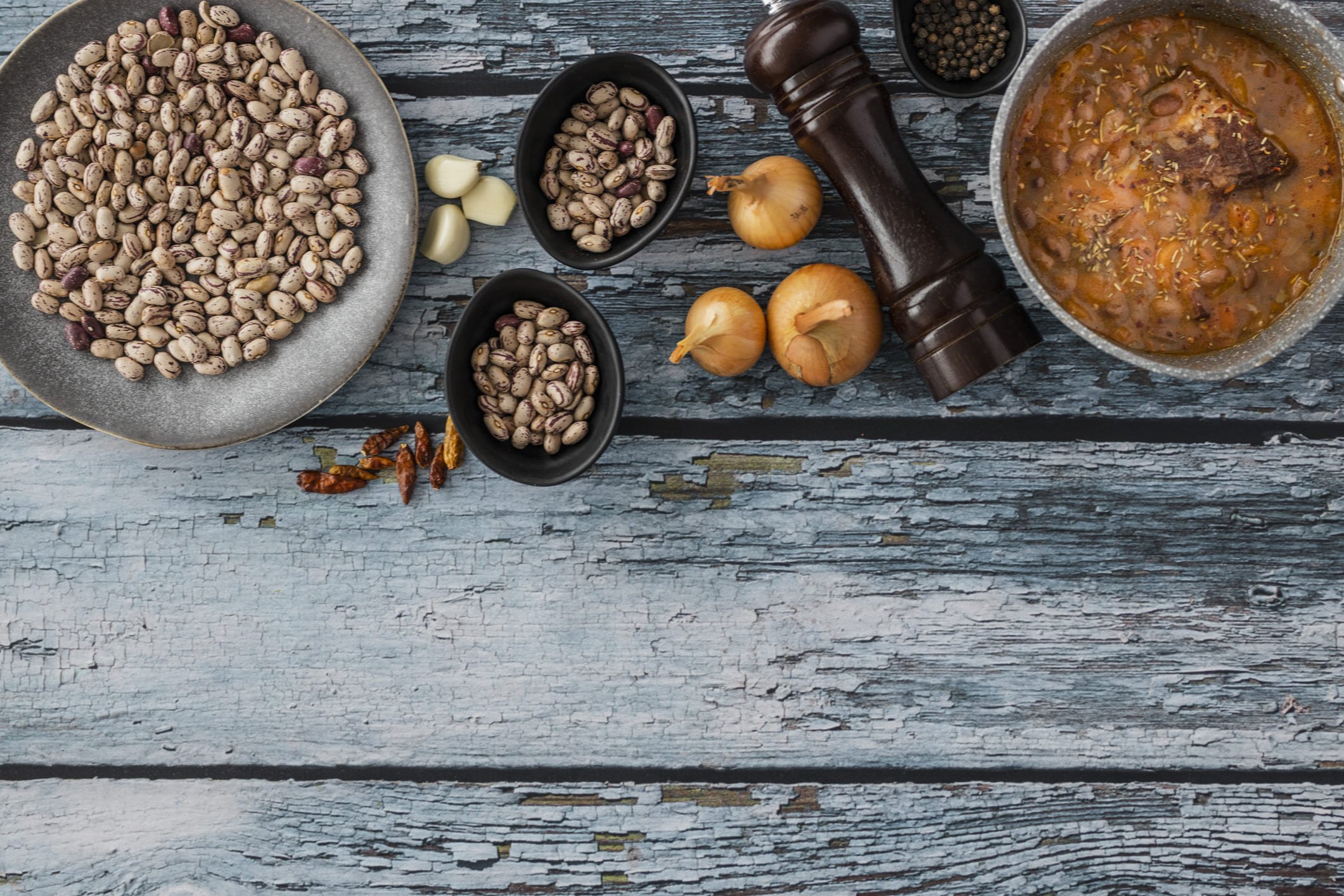 Ingredientes para sopa de feijão, como feijão e temperos.