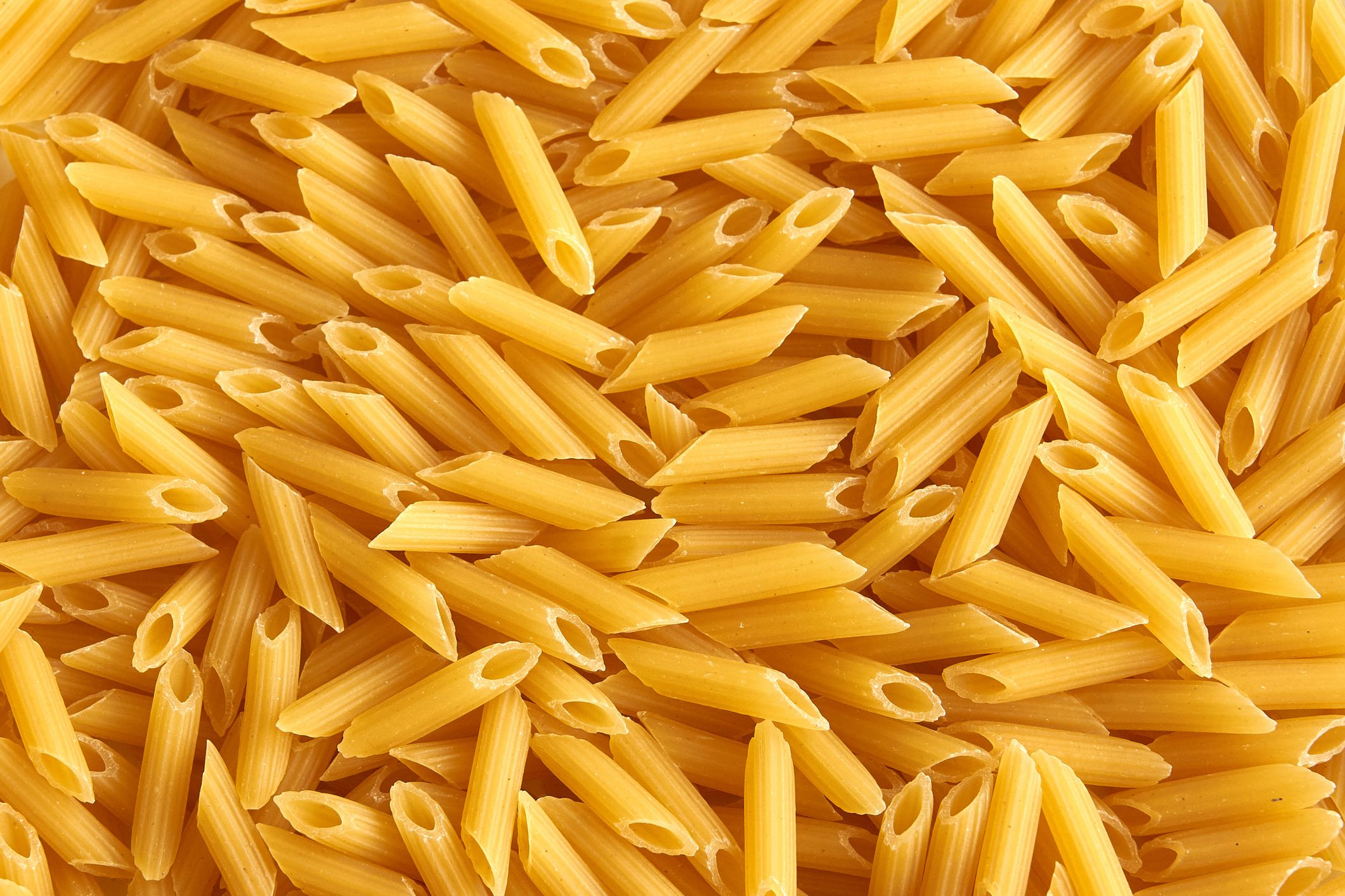 Penne, massa tubular diagonal, versátil para várias receitas.