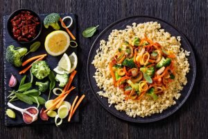 Prato de refogado simples com legumes e couscous.