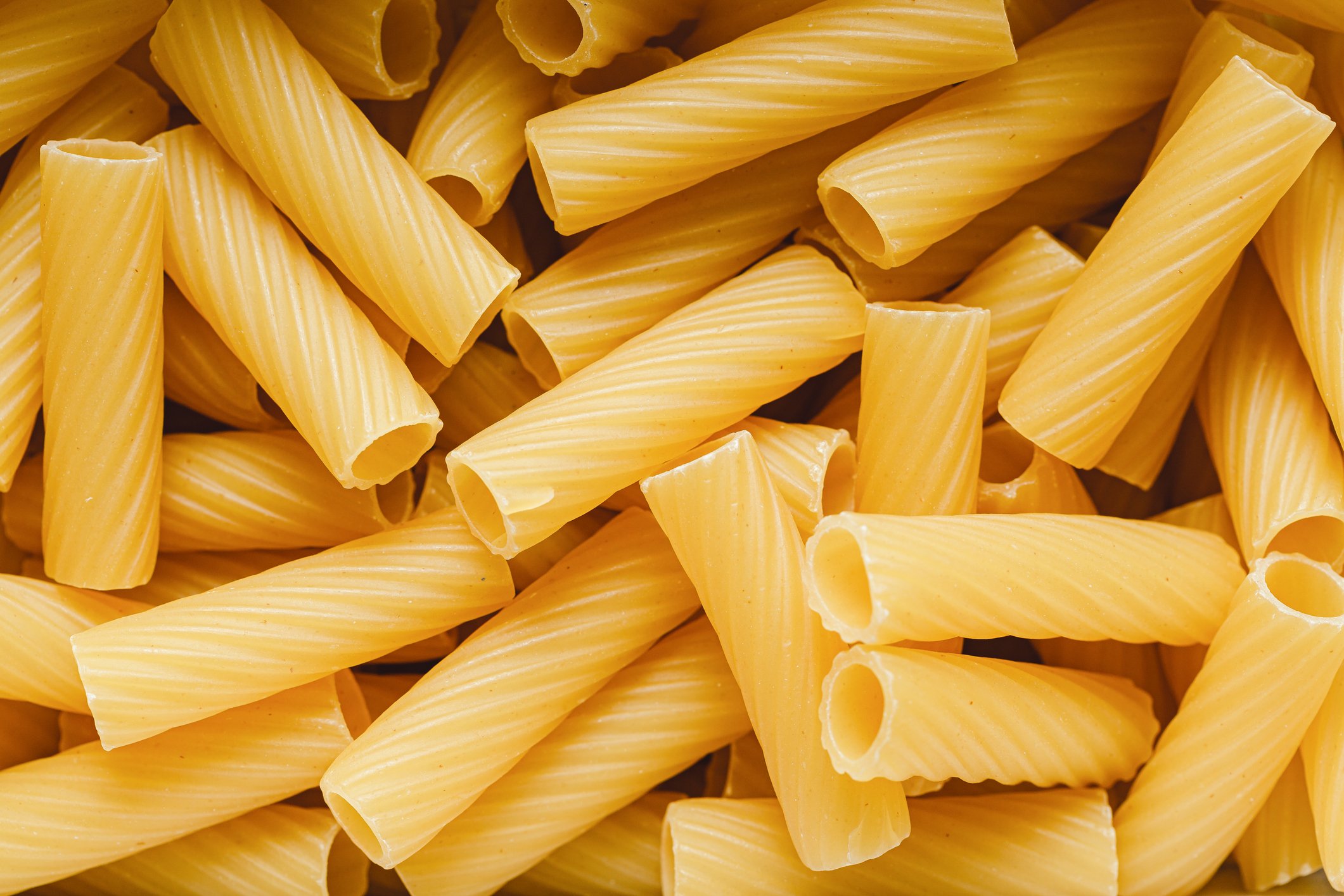 Rigatoni, massa tubular com estrias, ideal para molhos