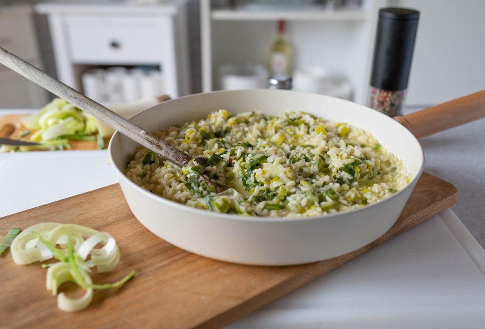 Risoto verde com alho-poró e queijo brie.