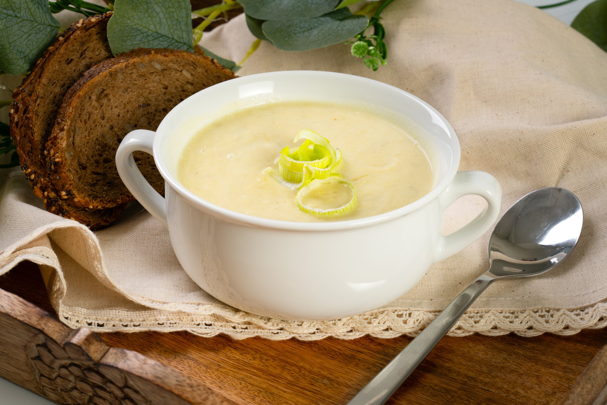 Sopa cremosa de alho-poró em uma tigela.