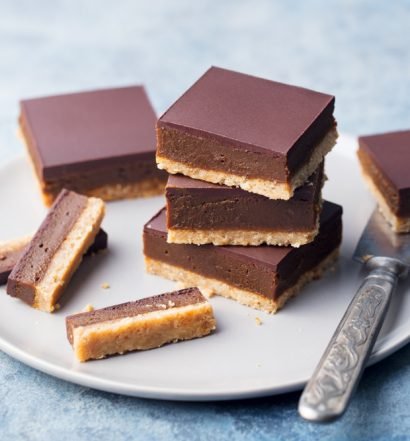 Torta escocesa em camadas com cobertura de chocolate