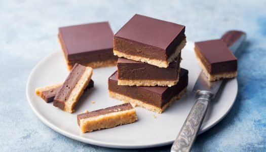 Torta escocesa em camadas com cobertura de chocolate