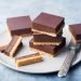 Torta escocesa em camadas com cobertura de chocolate
