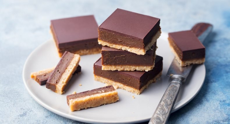 Torta escocesa em camadas com cobertura de chocolate