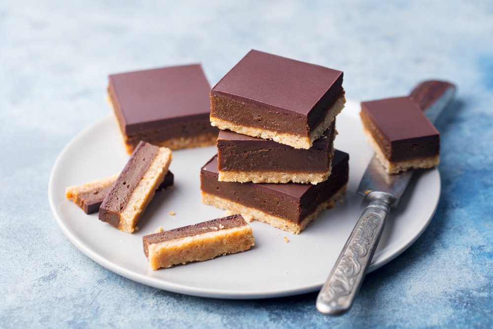 Torta escocesa em camadas com cobertura de chocolate