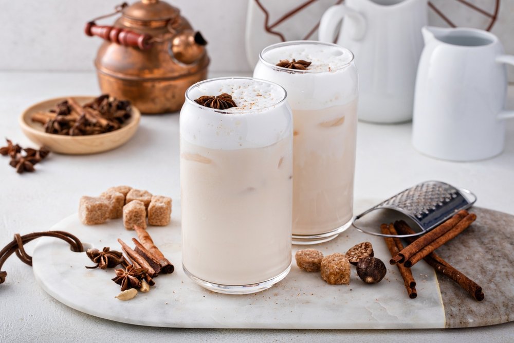 Espuma de gengibre no leite com especiarias, servido com gelo, criando uma versão refrescante de bebida quente.