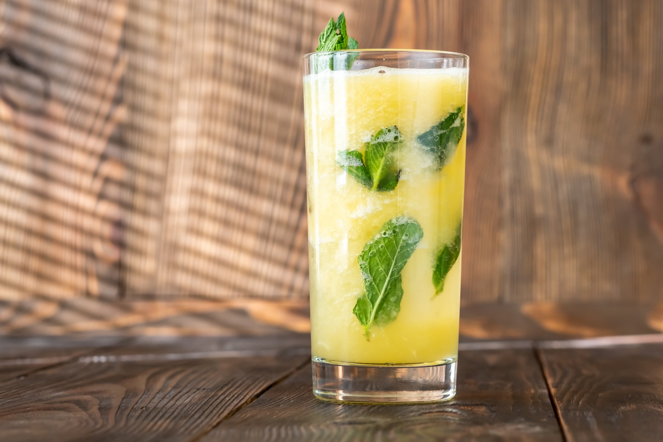 Caipirinha de abacaxi com hortelã, bebida refrescante e tropical