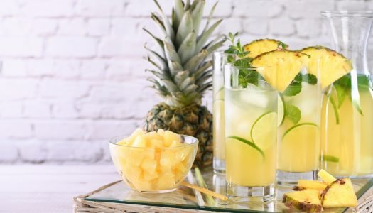 Aprenda versões deliciosas da caipirinha de abacaxi, um drink com cara de Brasil