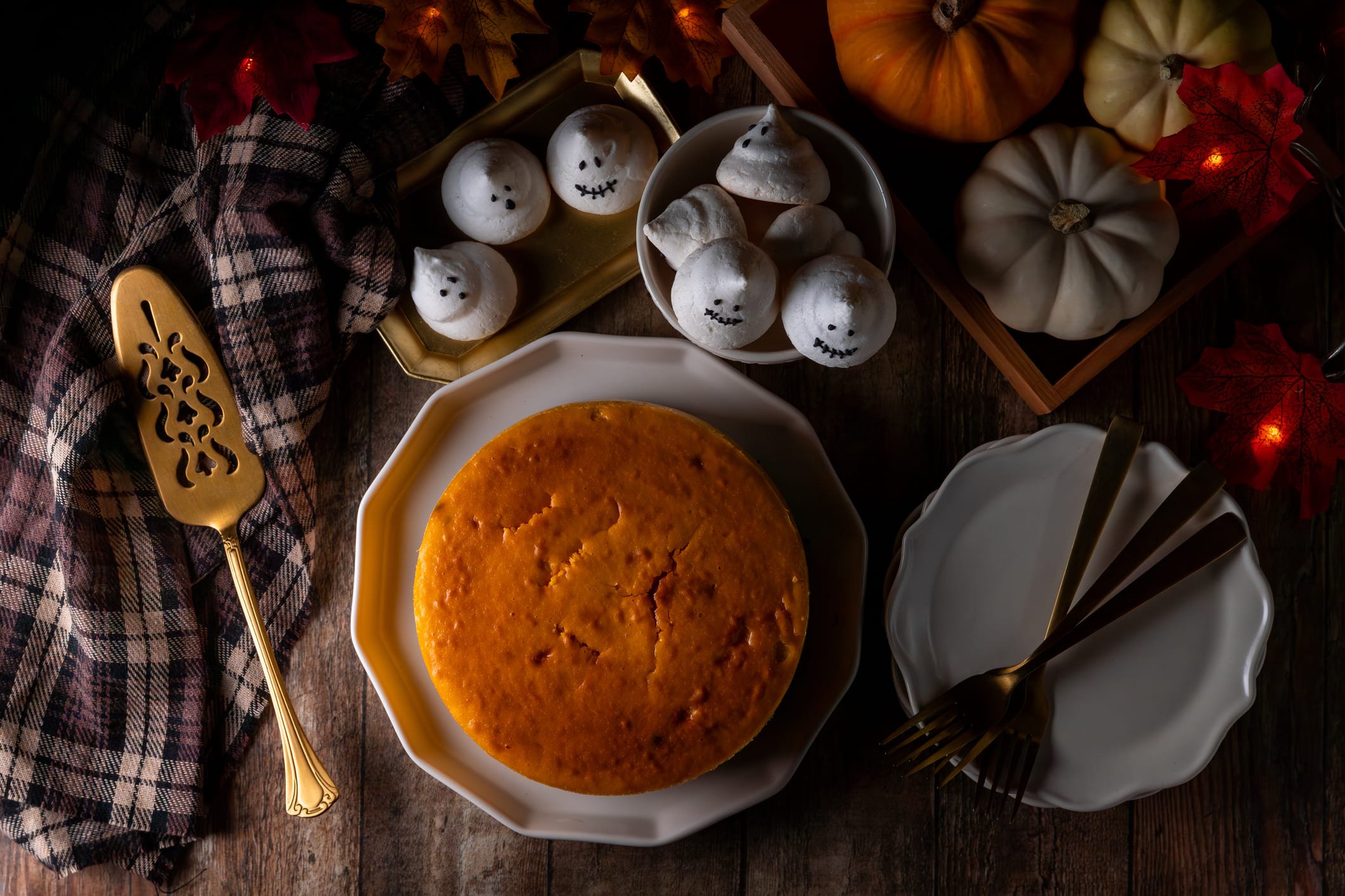 Mesa de chá da tarde temática com bolo e decorações de outono