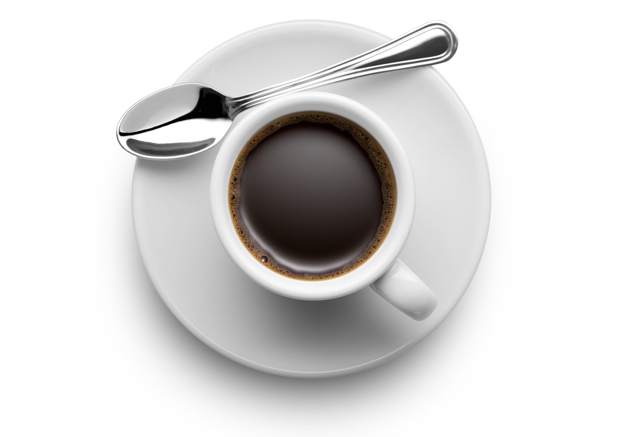 Colher de café sobre uma xícara de café preto em um pires branco.
