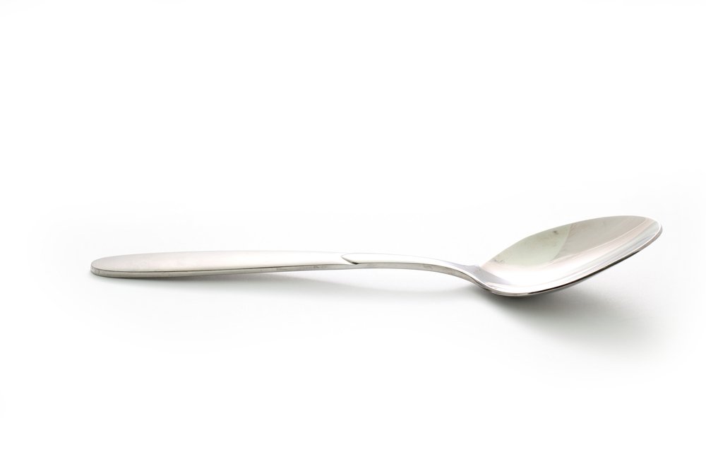 Colher de inox sobre fundo branco