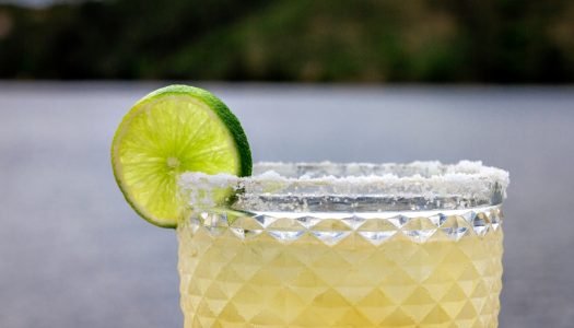Aprenda a preparar Cozumel, drink leve de limão e cerveja