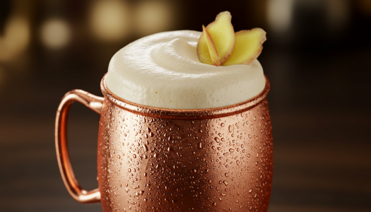 Copo de cobre com espuma cremosa e decoração com gengibre. Apresentação de espuma de gengibre caseira