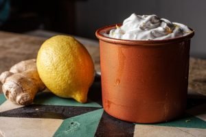 Ingredientes para a espuma de gengibre, com limão e gengibre frescos, prontos para preparar uma receita caseira.