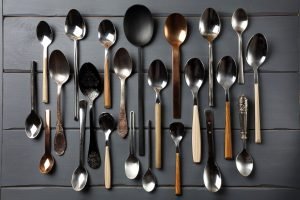 Diferentes tipos de colheres dispostas sobre uma mesa