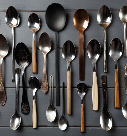 Diferentes tipos de colheres dispostas sobre uma mesa