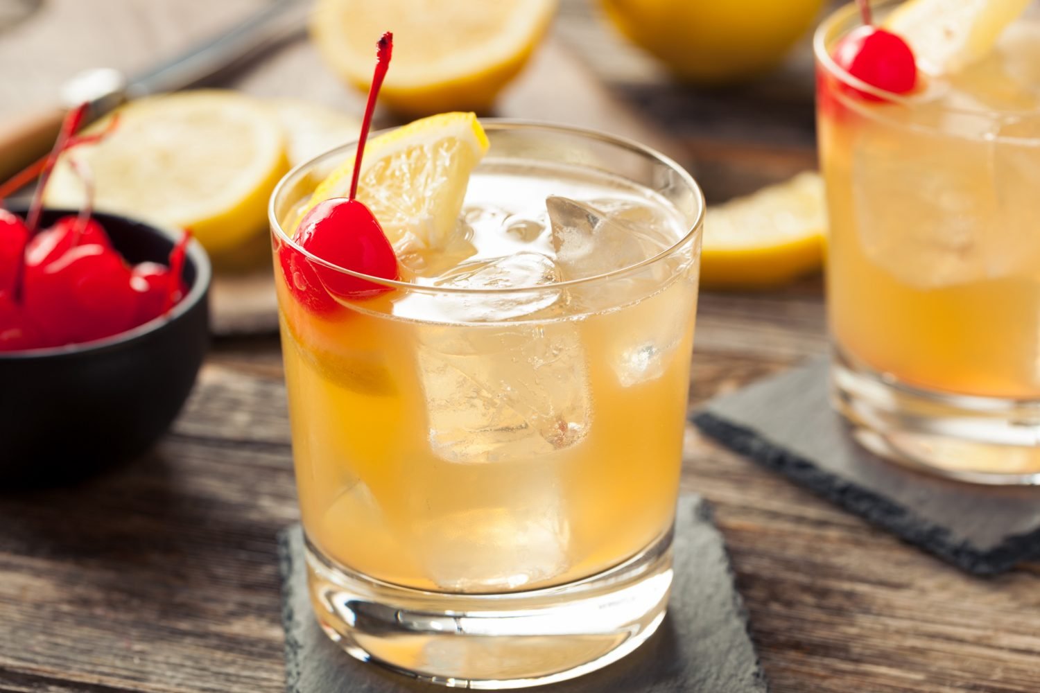 Variação colorida de Whisky Sour em um copo decorado.