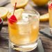 Variação colorida de Whisky Sour em um copo decorado.