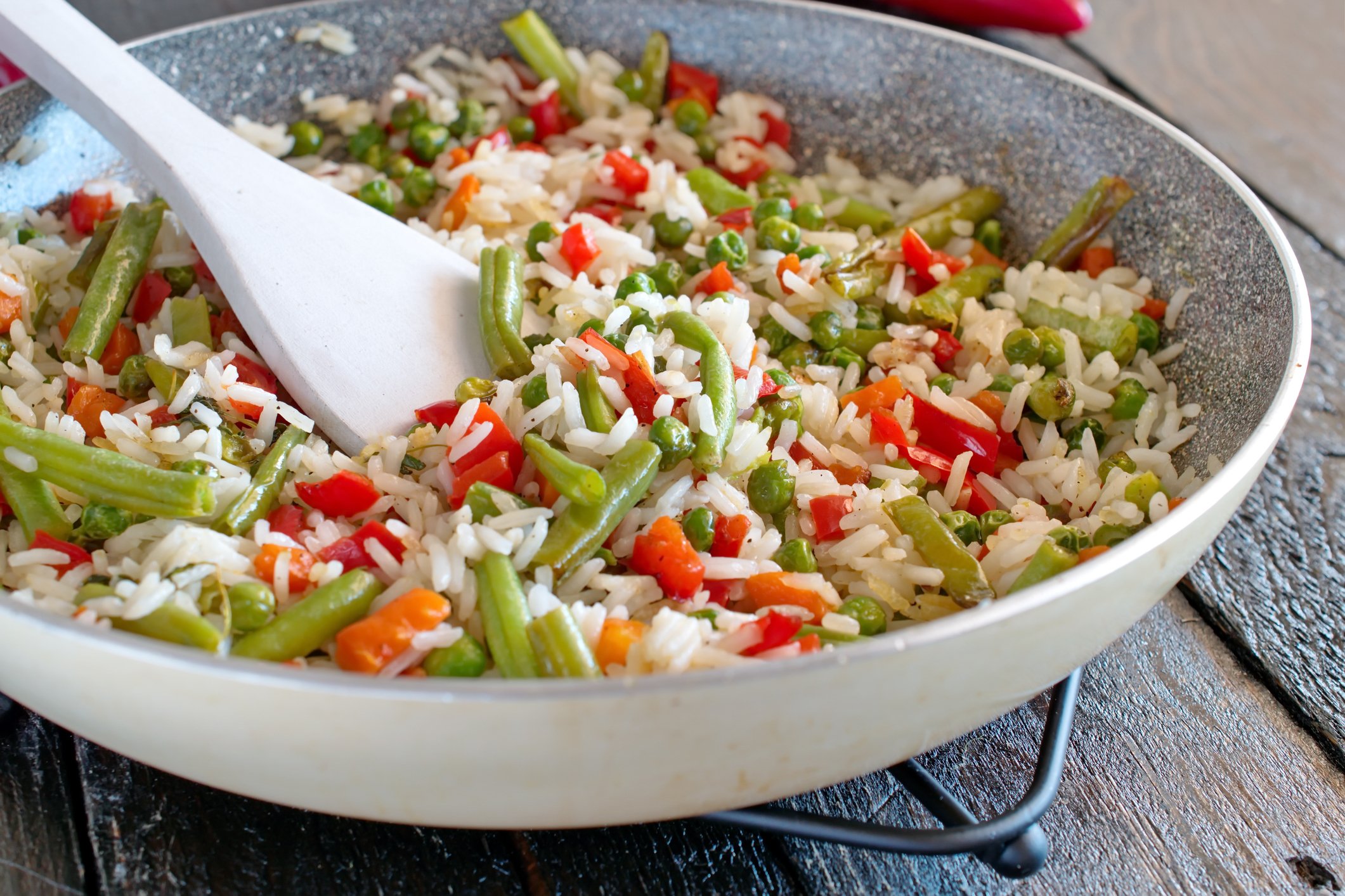 Arroz à grega com legumes em panela