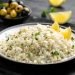 Prato de arroz à grega com limão e azeitonas em prato branco