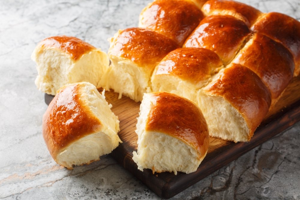 Brioche macio e dourado, separado em porções individuais, uma delícia para o Dia Mundial do Pão