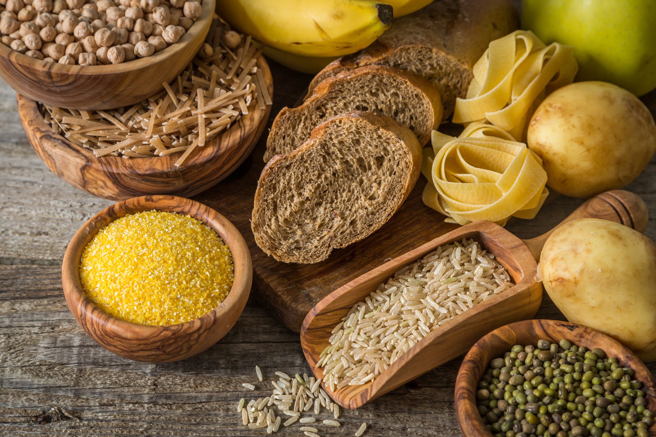 Seleção de grãos e cereais integrais como arroz, milho e pão integral