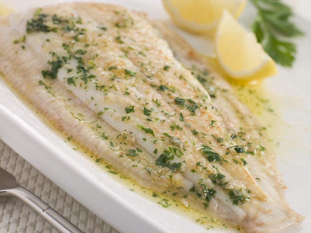 Peixe inteiro à Belle Meunière com molho de manteiga e ervas frescas