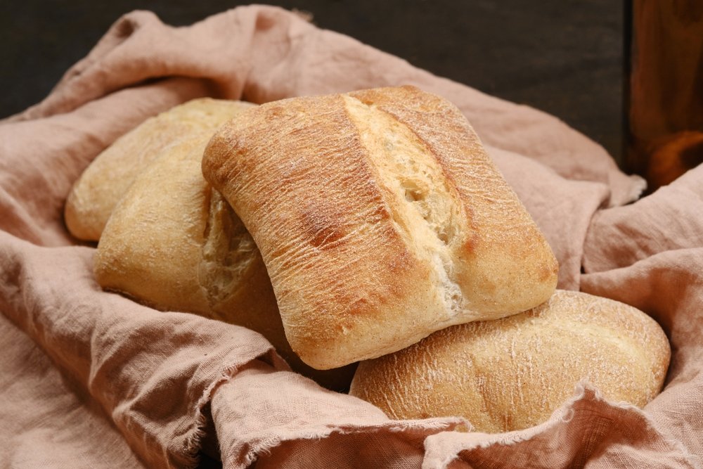 Pães ciabatta frescos em um pano