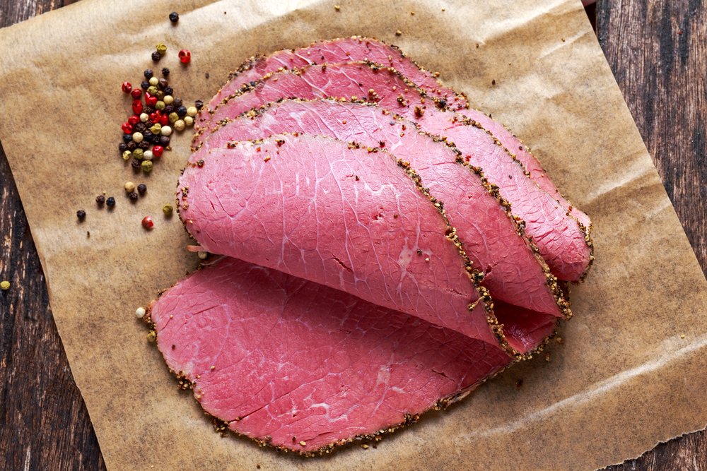 Pastrami inteiro fatiado com crosta de pimenta preta, pronto para ser servido ou cozinhado