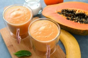 Banana e mamão para fazer uma vitamina saudável incentivando hábitos saudáveis entre crianças e pais.