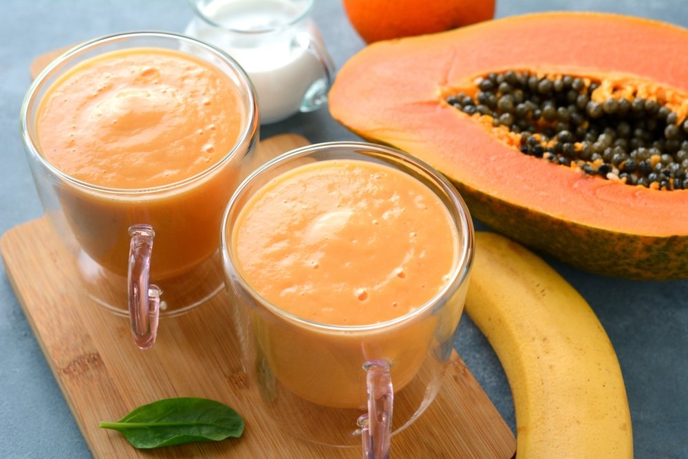 Banana e mamão para fazer uma vitamina saudável incentivando hábitos saudáveis entre crianças e pais.