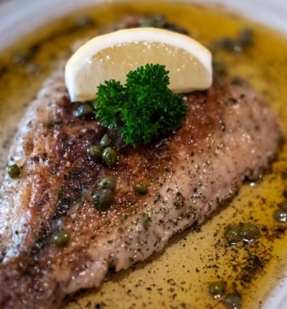 Filé de peixe Belle Meunière com molho de manteiga, alcaparras, salsinha e limão
