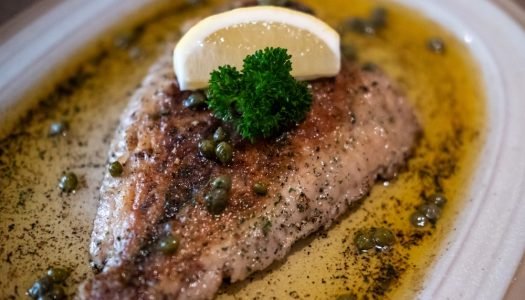 Filé de peixe Belle Meunière com molho de manteiga, alcaparras, salsinha e limão