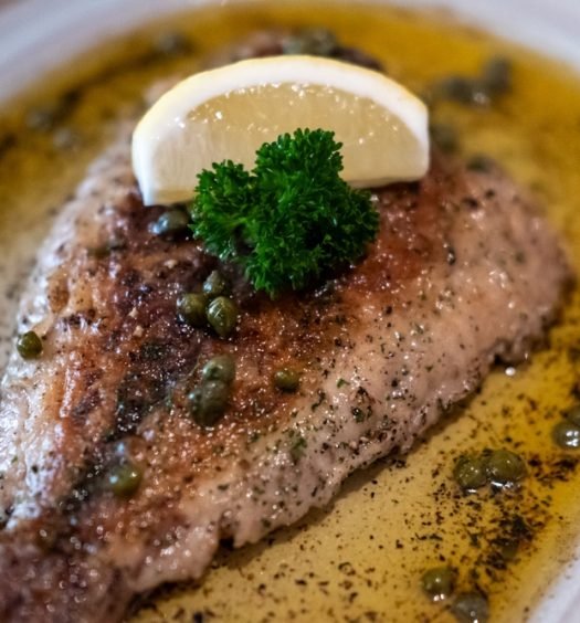 Filé de peixe Belle Meunière com molho de manteiga, alcaparras, salsinha e limão