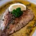 Filé de peixe Belle Meunière com molho de manteiga, alcaparras, salsinha e limão